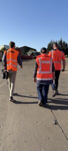 Le responsable du site de Laval du Groupe Passenaud avec la Directrice QSE lors d’une interview avec Ici Maine