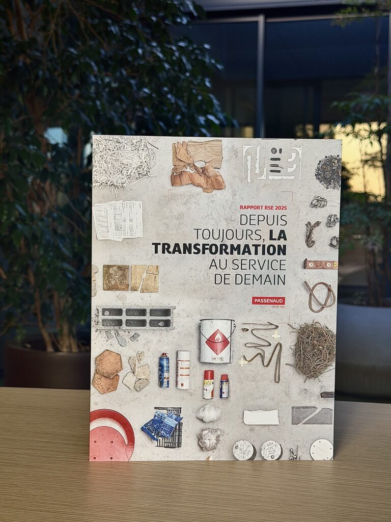 Couverture du Groupe Passenaud rapport RSE 2025 sur une table