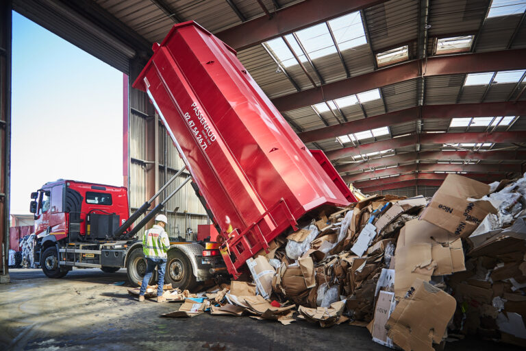 Tri des déchets à Notre-Dame-d’Oé : un camion vide le compacteur pour alimenter la presse à balle
