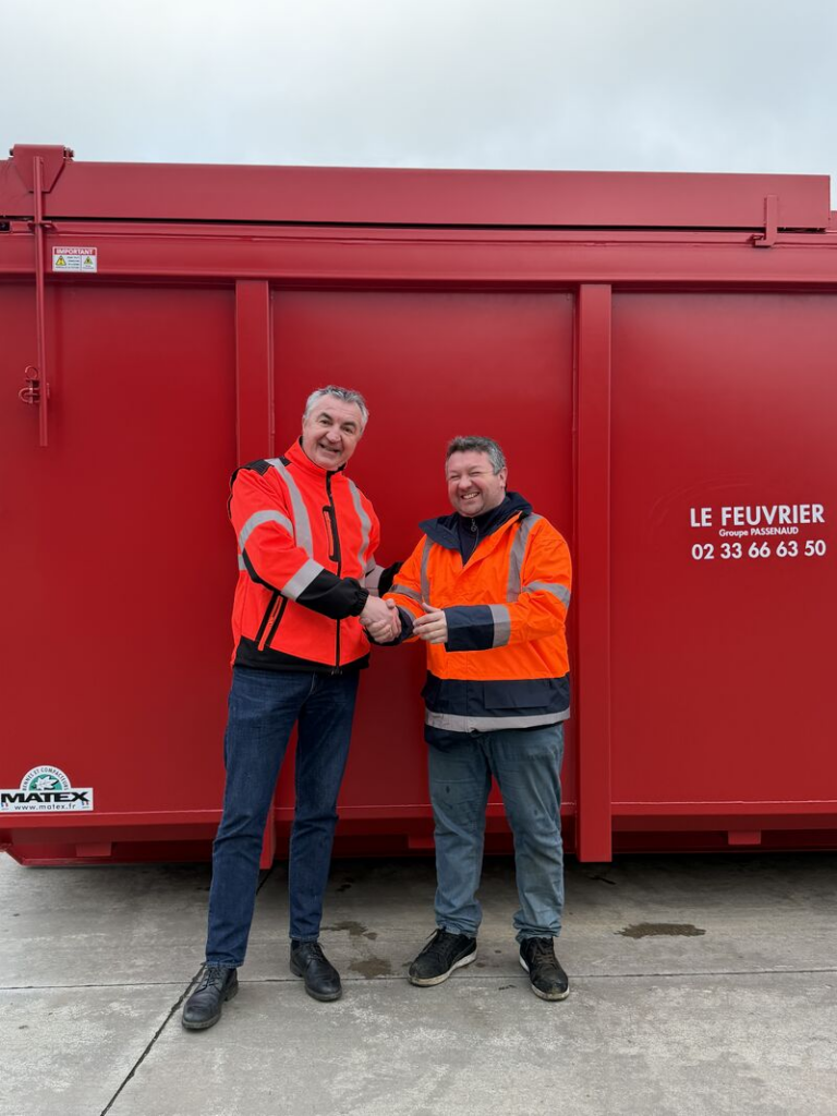 Passation entre deux responsables du site de Flers du Groupe Passenaud lors d’un départ à la retraite